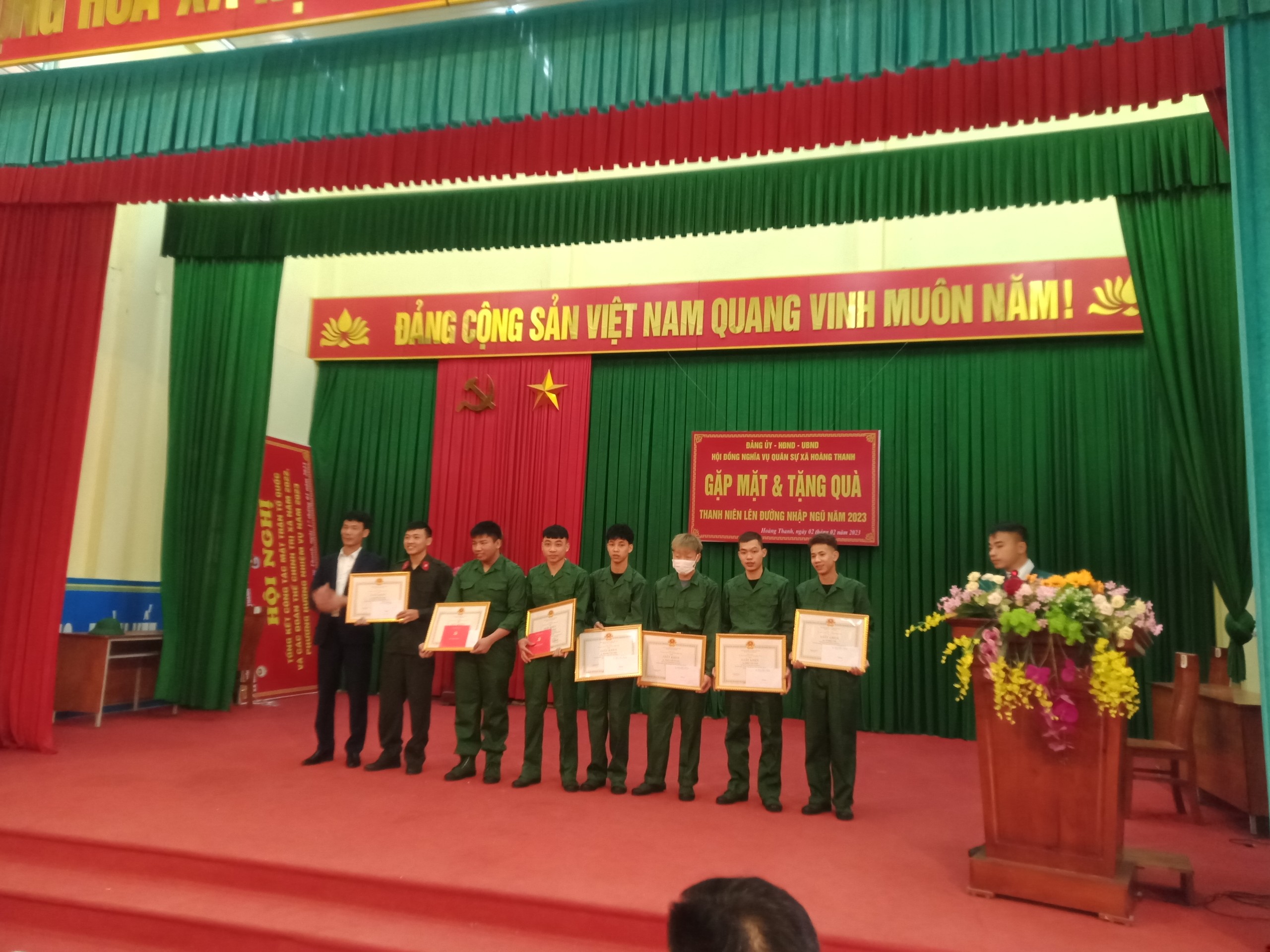 đồng chí Trần Văn Cường-Bí thư Đảng ủy xã Hoàng Thanh trao giấy khen cho các tân binh viết đơn tình nguyện nhập ngũ năm 2023