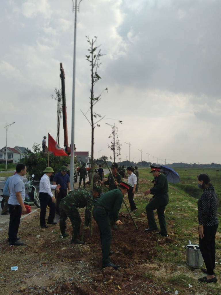 UBND thị trấn Thắng tổ chức trồng cây xanh trục đường Bắc Nam.